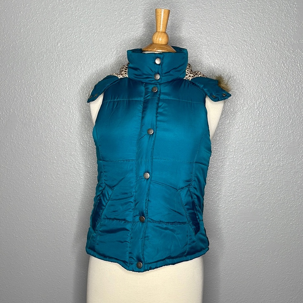 Medium women’s Bongo Jeans puffer vest with fur hood brim
